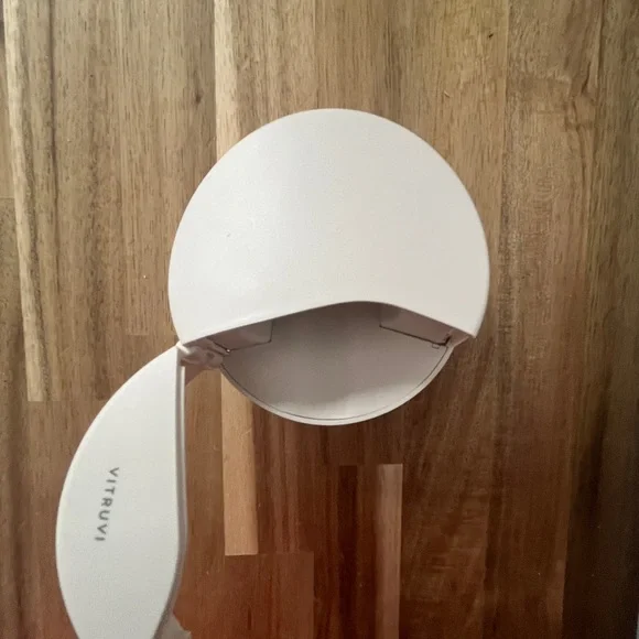 Vitruvi: Push plug in diffuser from Jilly Box. - Picture 3 of 5